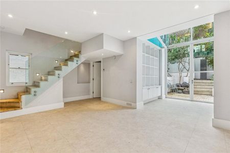 4 bedroom end of terrace house to rent - Photo 3