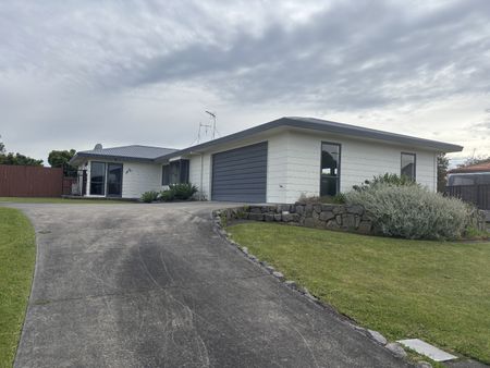 Spacious Family Home in Prime Ohope Location - Ohope - Photo 5