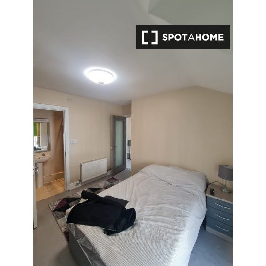 Room for rent in 4-bedroom house in Dublin - Photo 1