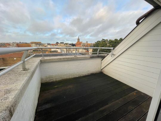 Ruim duplexappartement met twee slaapkamers en zonnig terras. Er hoort ook een staanplaats bij dit appartement in het gebouw zelf. - Foto 1