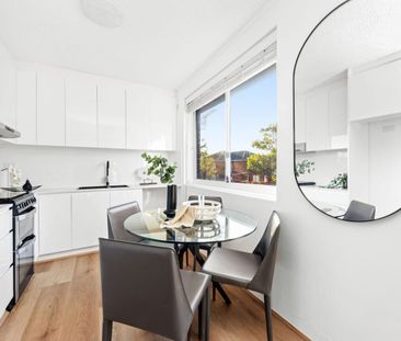 Stunning Fully Renovated 3-Bedroom Apartment - Photo 4