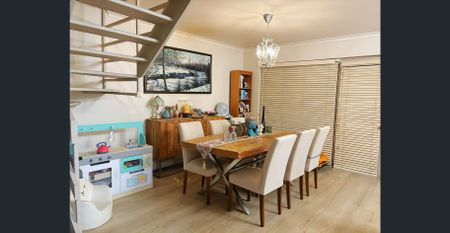 Three-bedroom townhouse available now！ - Photo 2