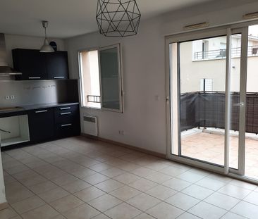 Appartement 3 pièces 62m2 MARSEILLE 13EME 978 euros - Photo 2