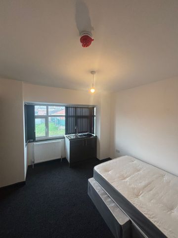 Studio Flat, Moston Lane, M9 - Photo 2