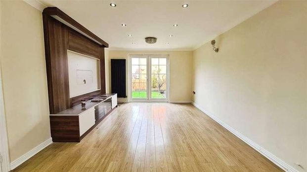 Kingfisher Grove, Three Mile Cross, Reading, Berkshire, RG7 - Photo 1