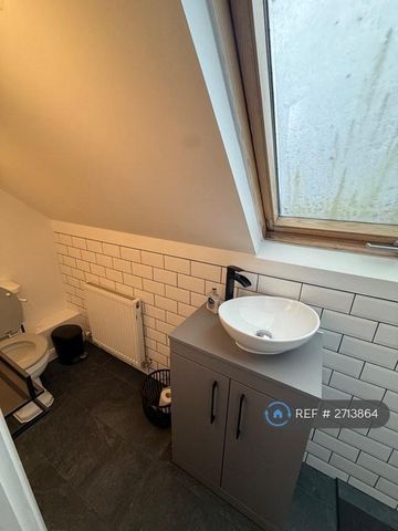 1 bedroom in a flat share to rent - Photo 5