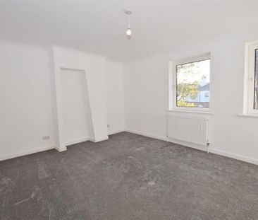 3 bedroom flat to rent - Photo 2