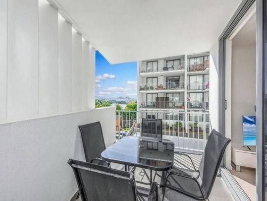 Stylish Apartment with Modern Comforts in a Prime Chermside Location - Photo 1