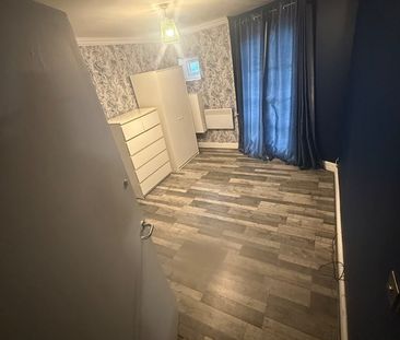 3 Bed Flat, Park Road, W4 - Photo 1