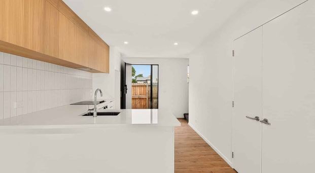 Modern, High spec Townhouse with Private Master Ba - Photo 1