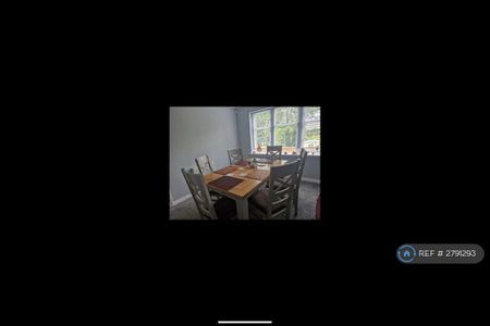 4 bedroom detached house to rent - Photo 2