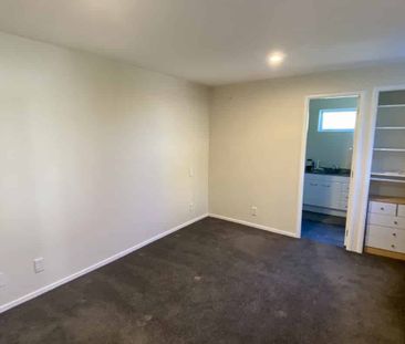 Modern One-Bedroom Flat in Stoke - Photo 2