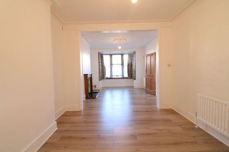 4 bedroom semi-detached house to rent - Photo 2