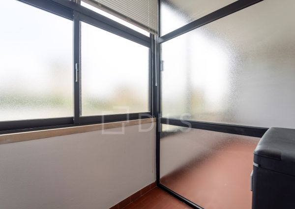 Apartamento T2 renovado para arrendar na Rua São João Bosco