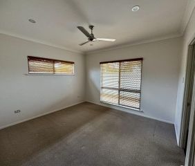 Luxurious Living in the Heart of Aitkenvale - Photo 2