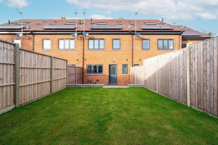 4 bedroom semi-detached house to rent - Photo 3