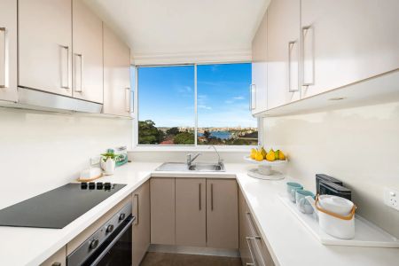 Exceptional easy care apartment with stunning views - 6 month lease only - Photo 2