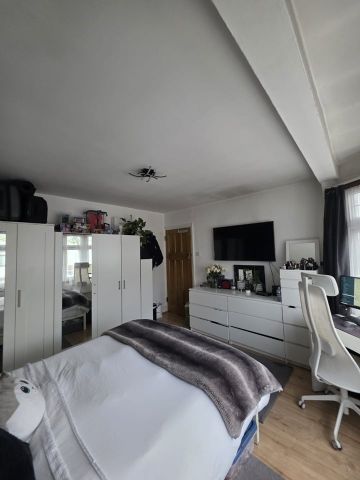 3 Bed Terraced House, Clarendon Road, N18 - Photo 2