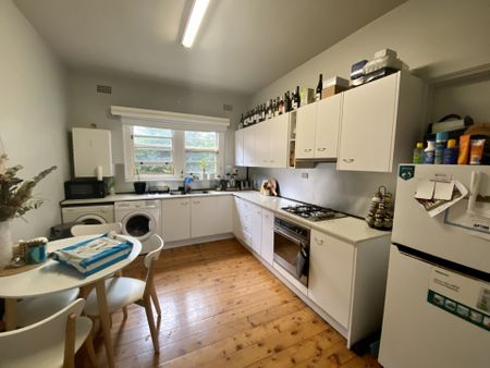 Beautifully Renovated 2 Bedroom Unit! - Photo 3