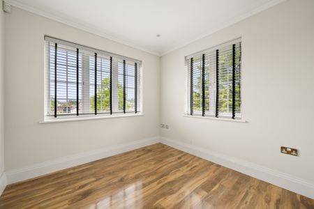 Claremont Lane, Esher, Surrey, KT10 flat to rent - Photo 2