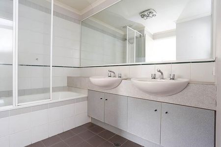 12/1495 Malvern Road, Glen Iris VIC 3146 - Apartment For Rent | Domain - Photo 4