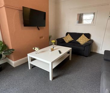 1 bedroom in a house share to rent - Photo 2