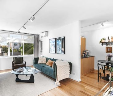 Chic First-Floor Apartment with Designer Finishes & Prime Position - Photo 1