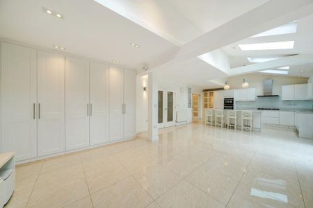 6 bedroom detached house to rent - Photo 5