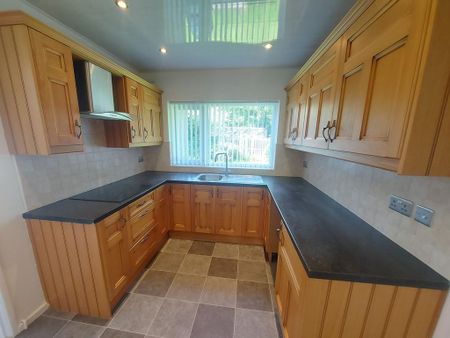 4 bedroom detached house to rent - Photo 3