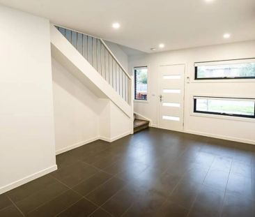 MODERN TOWNHOUSE | CONVENIENT LOCATION! - Photo 1