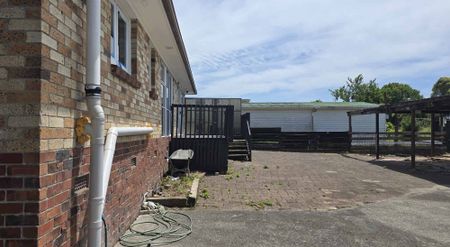 Charming 3-Bedroom Newly Renovated Home in Manurewa - Photo 2