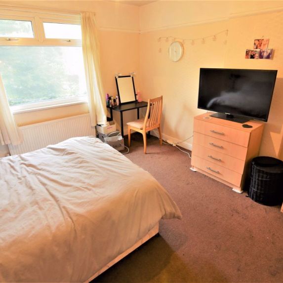 3 bedroom House in Buckingham Avenue, Leeds - Photo 1