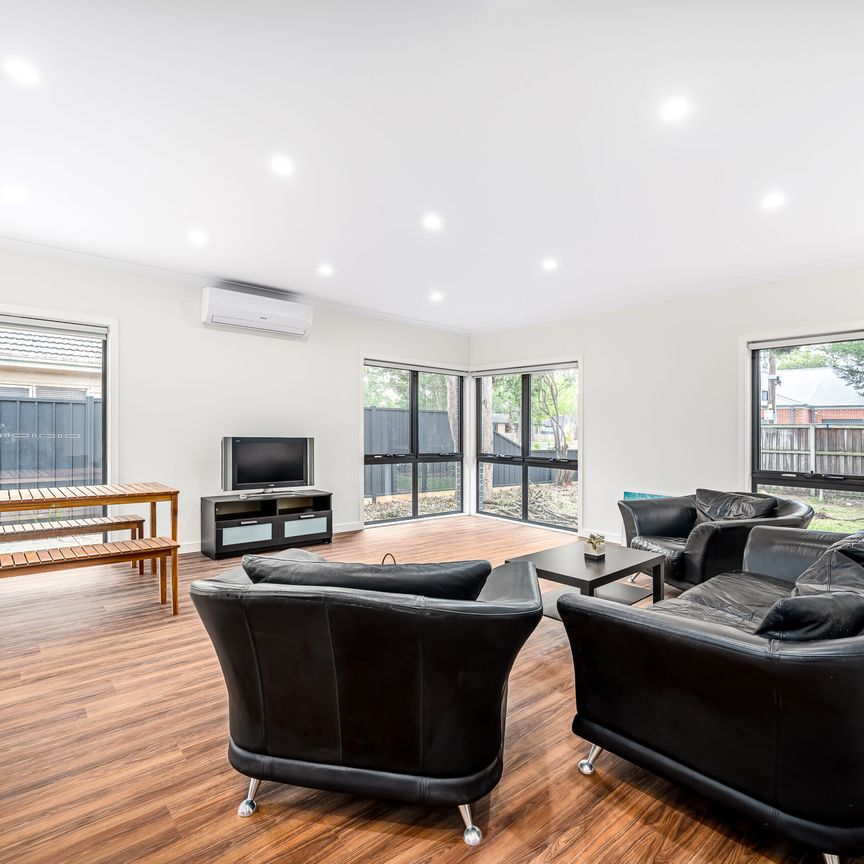 Private Suite – Fully Furnished in rooming house - Photo 1