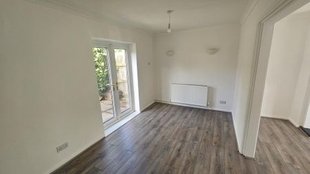4 bedroom semi-detached house to rent - Photo 3
