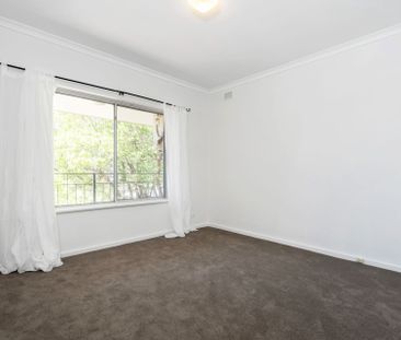 Refurbished unit in peaceful, well-connected suburb - Photo 2