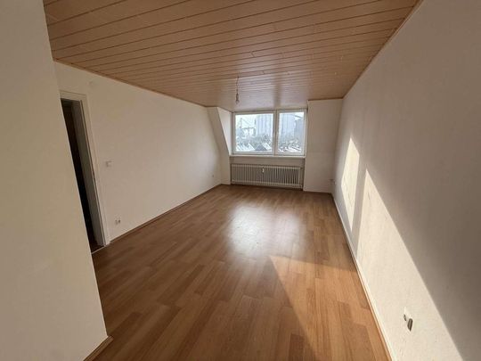 Großzügige Wohnung mit großen Zimmern, Einbauküche und Abstellraum - Photo 1