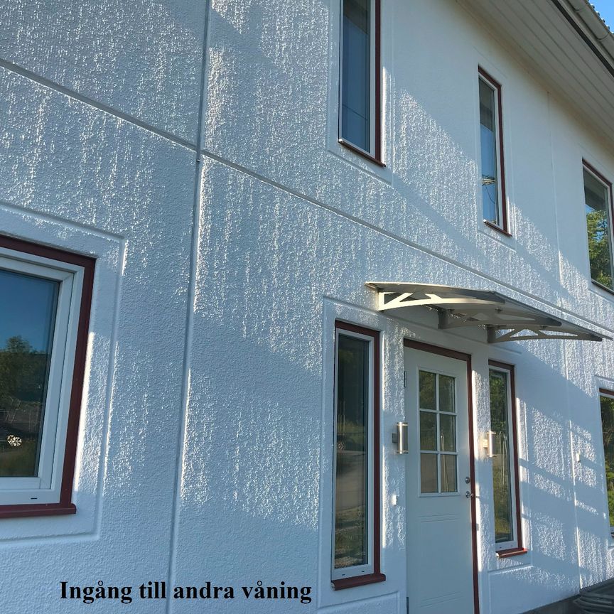 En halvdel av en nybyggd tvåvåningsvilla - Foto 1