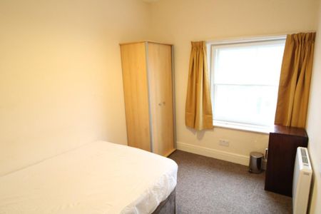 1 bedroom in a flat share to rent - Photo 2