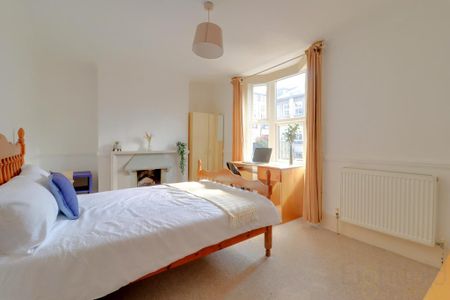 4 bedroom end of terrace house to rent - Photo 4