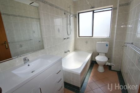 Spacious 2 Bedroom Unit in Queanbeyan - Photo 3