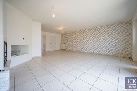 OESELGEM - Ruime woning met 4 SLPK en garage met uitweg achteraan! - Photo 2