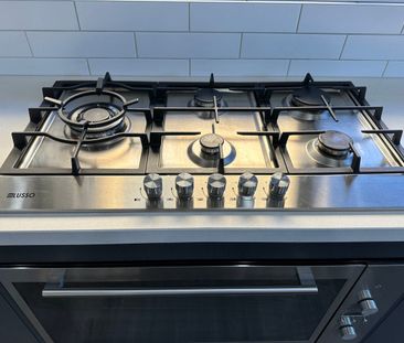 'Stylish Townhouse Living in Pascoe Vale' - For Lease - Photo 2