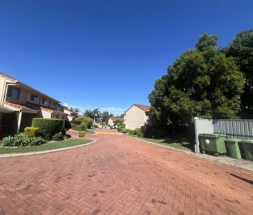 Air conditioned & Renovated 3 Bedrooms Townhouse - Photo 1