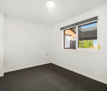 RENOVATED SPACIOUS ONE BEDROOM APARTMENT - Photo 3