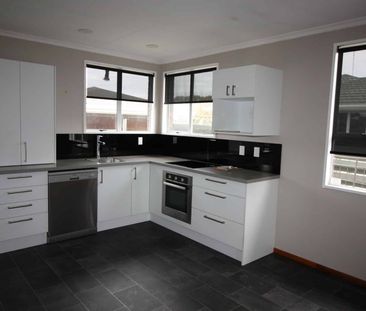 Tidy Three Bedroom Home - Photo 1
