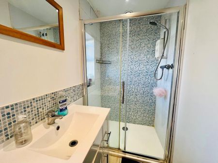 1 bedroom in a house share to rent - Photo 3