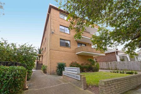 Spacious Apartment With Balcony Walking Distance To Coogee Beach - Photo 5