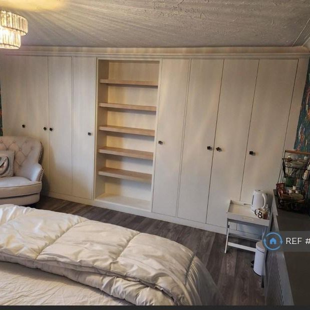 1 bedroom in a house share to rent - Photo 1