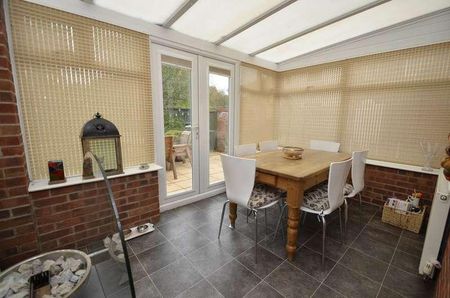 Market Manor, Acle, NR13 - Photo 2