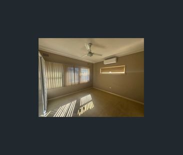 Cosy updated 2-bedroom cottage. - Photo 4